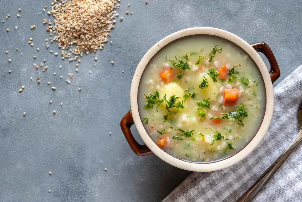 Jakie przyprawy do krupniku, aby wzmocnić smak i aromat zupy