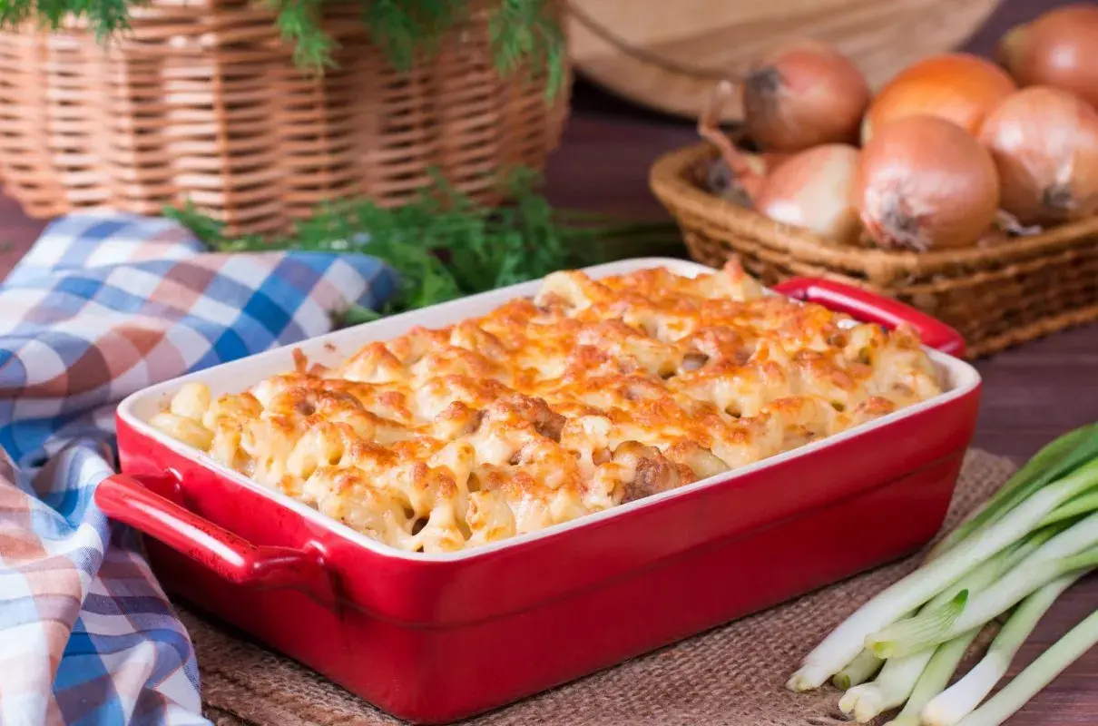 Szybka i prosta zapiekanka z makaronem i śmietaną na obiad
