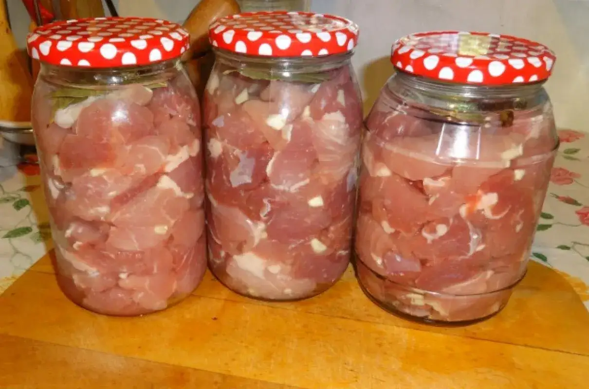 Trzy słoiki z pokrojonym mięsem, przyprawami i czosnkiem, gotowe do przygotowania gulaszu angielskiego.