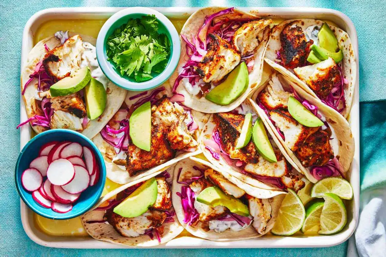 Tacos z rybą, awokado i czerwoną kapustą. Idealna, zdrowa kolacja pełna smaku i świeżości.