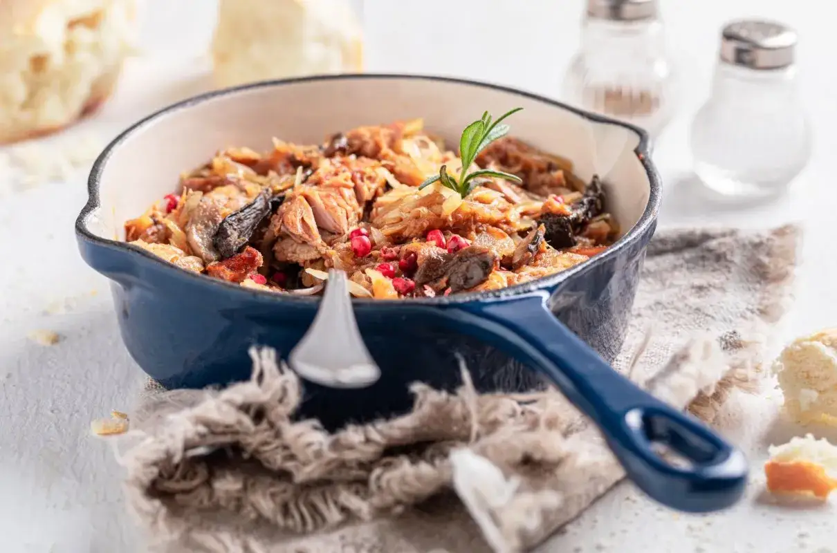Pyszny bigos w niebieskim naczyniu, idealny przepis na polskie danie.