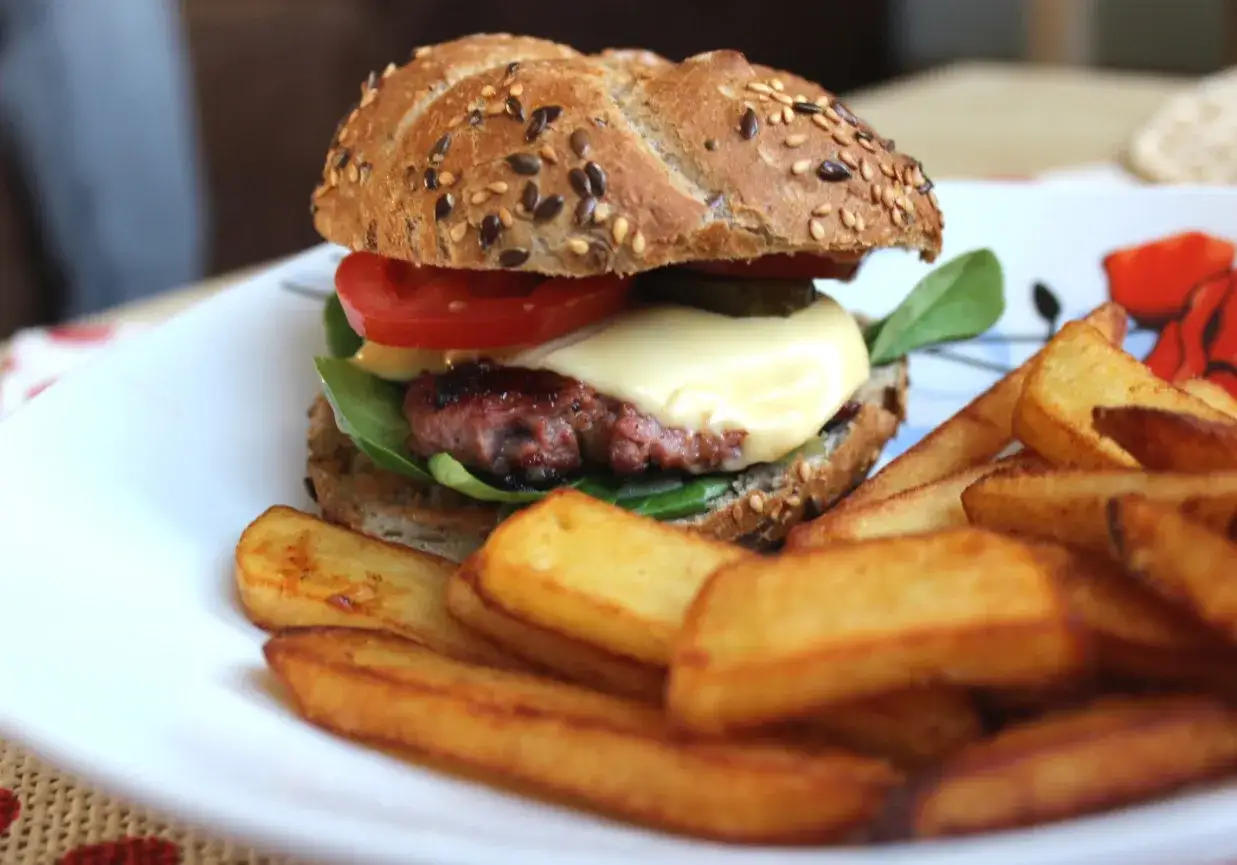 Pyszny burger z serem, pomidorem i frytkami. Idealny na obiad, gdy masz ochotę na prawdziwe burgery przepis.
