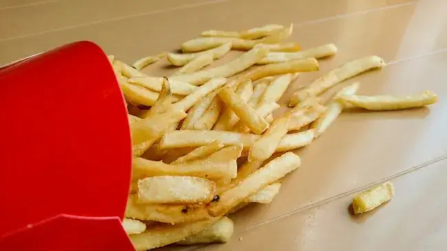 Zdjęcie Ile gram mają duże frytki z McDonald's? Zaskakująca waga!