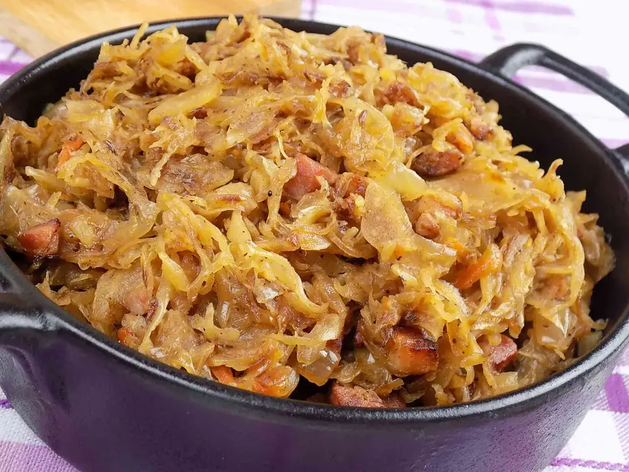 Kapusta zasmażana z boczkiem, idealna do obiadu. Prosty przepis, jak zrobić kapustę zasmażaną, by była pyszna.