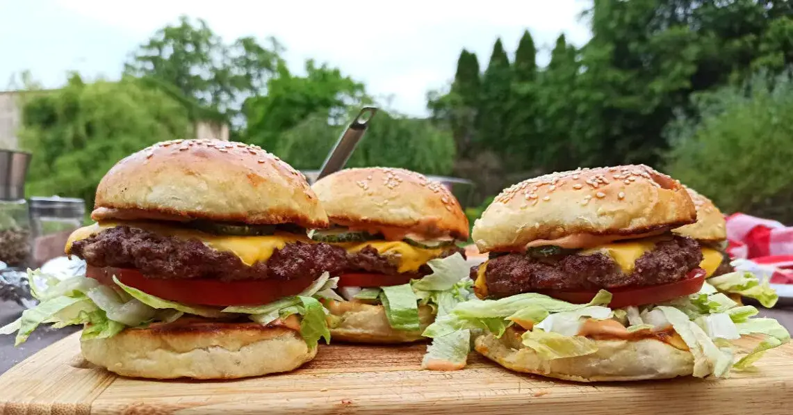 Zdjęcie Jakie bułki do burgera wybierać, aby uniknąć nieudanych smaków?