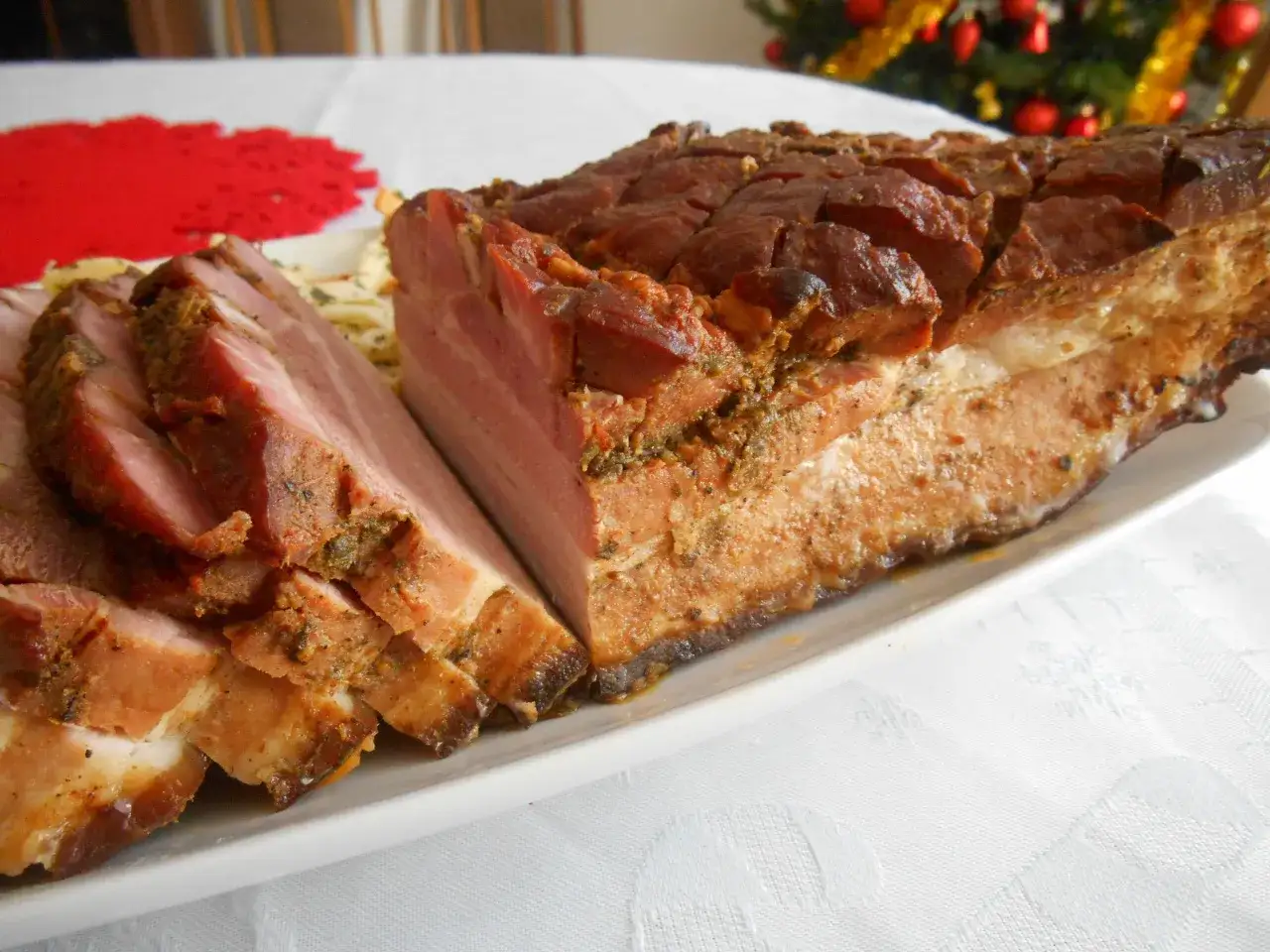 Pyszny boczek pieczony w rękawie, soczysty i aromatyczny, pokrojony w plastry. Idealny na świąteczny stół.