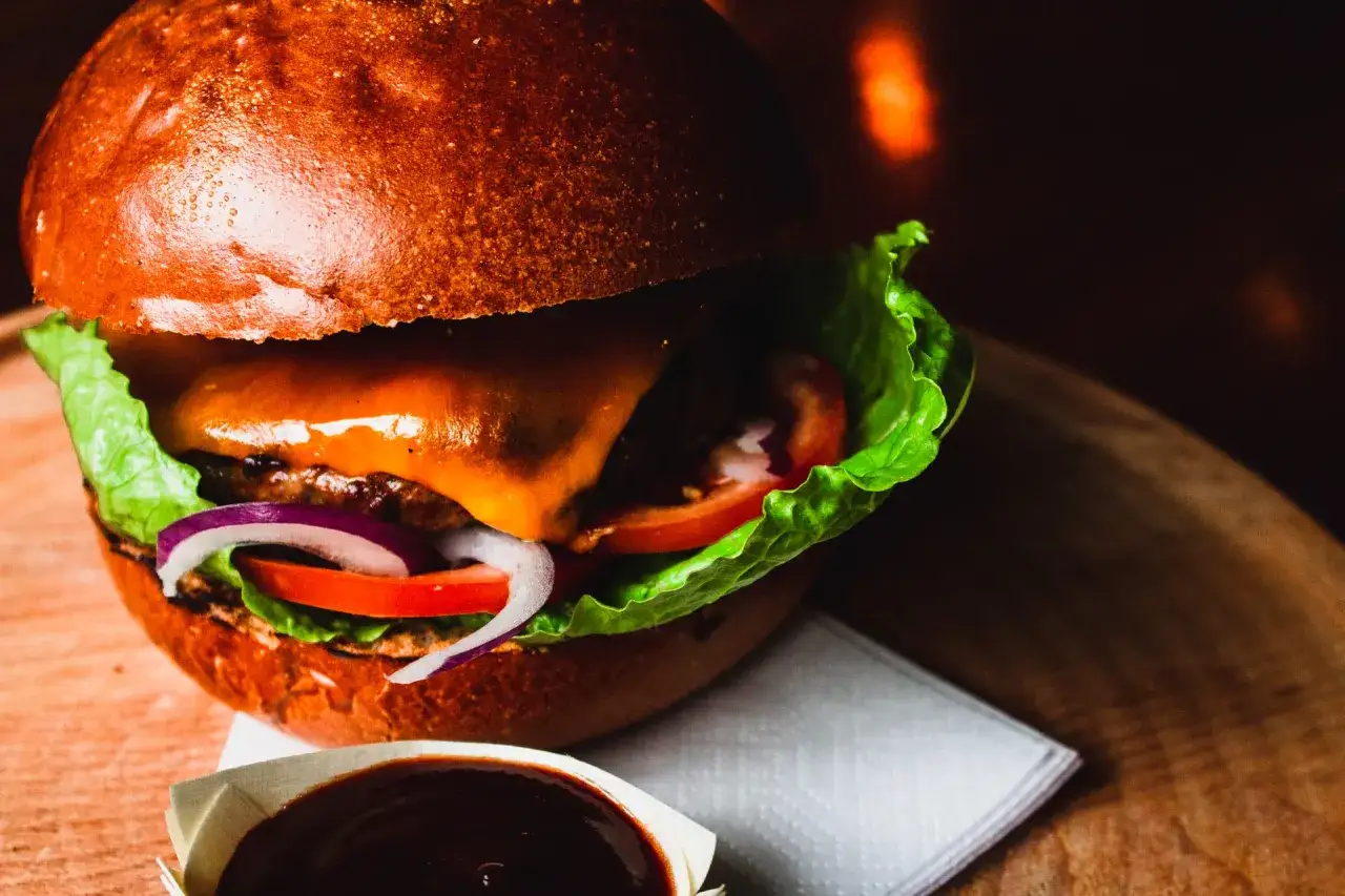Zdjęcie Burger z czym? Odkryj najlepsze składniki i dodatki, które zachwycą