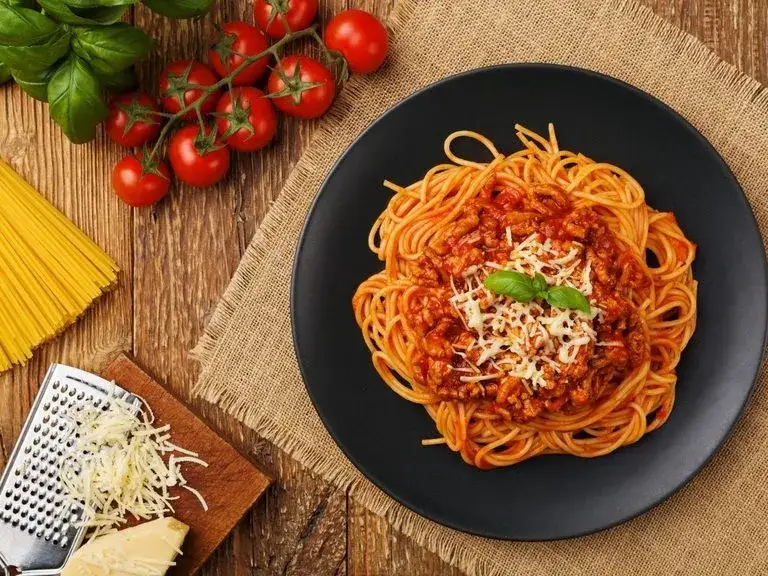 Zdjęcie Jak zrobić sos do spaghetti z przecieru pomidorowego w prosty sposób