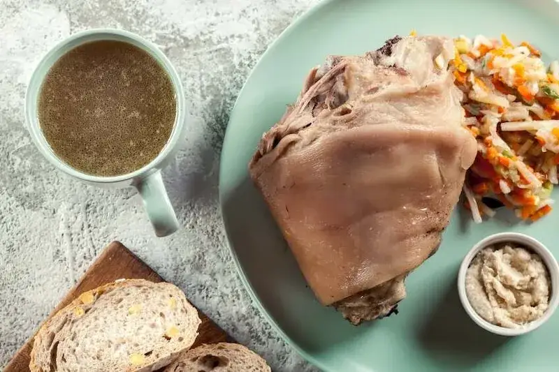 Zdjęcie Jakie przyprawy do golonki gotowanej, by uzyskać wyjątkowy smak?