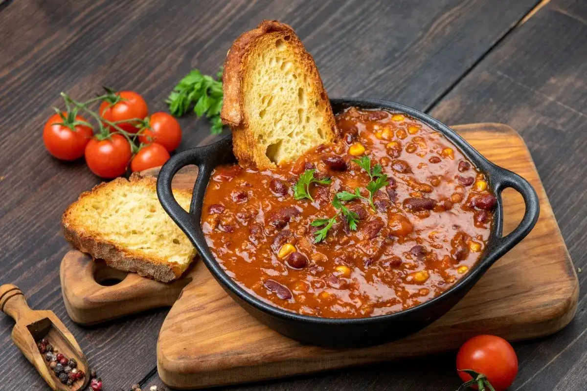 Gęste chili con carne z fasolą i kukurydzą, podane z grzankami. Idealne danie z listy 50 pomysłów na obiad.