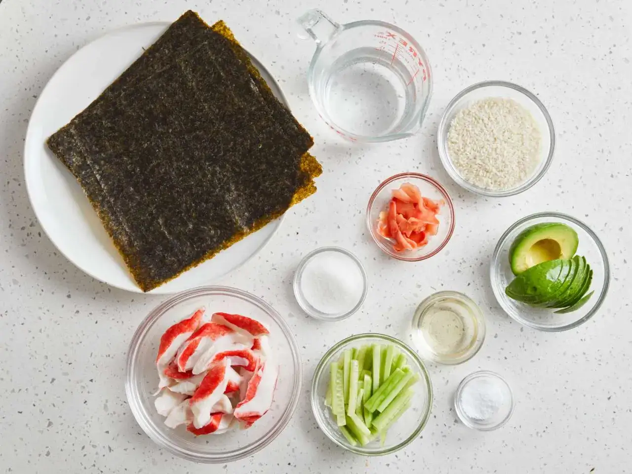 Składniki do sushi: ryż, nori, awokado, paluszki krabowe, ogórek, imbir, woda, cukier, sól. Zobacz, jak zrobic sushi!