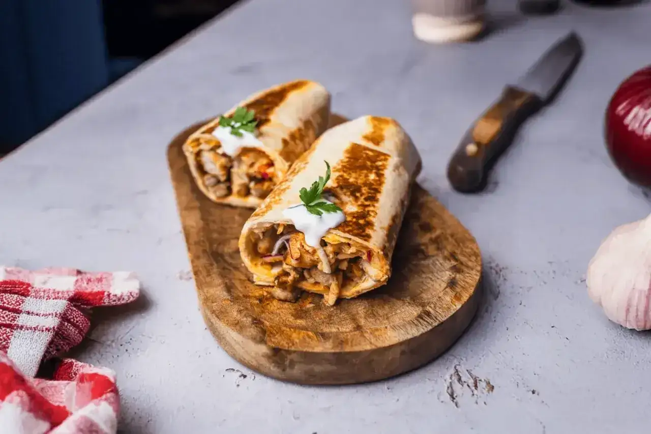 Dwa soczyste wrapy z kurczakiem, warzywami i sosem. To prawdziwy kebab, gotowy do zjedzenia!