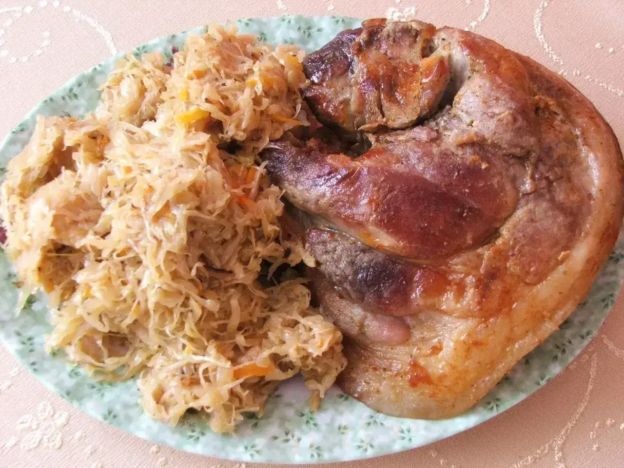 Najlepsza golonka gotowana i pieczona, soczysta i rumiana, podana z porcją kiszonej kapusty. Prawdziwa uczta!