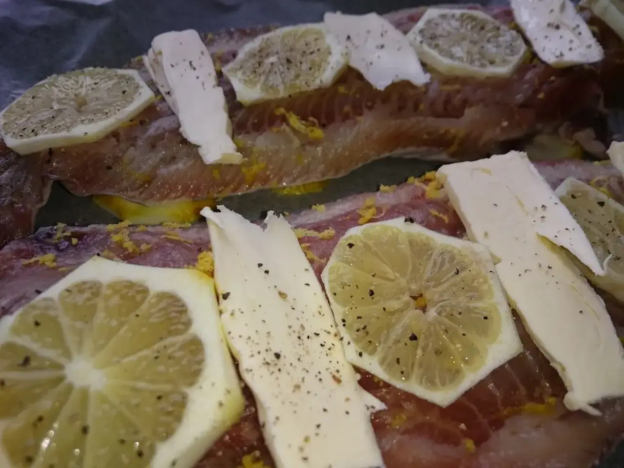 Karmazyn przygotowany do pieczenia z cytryną i masłem. Prosty przepis na pysznego karmazyna.