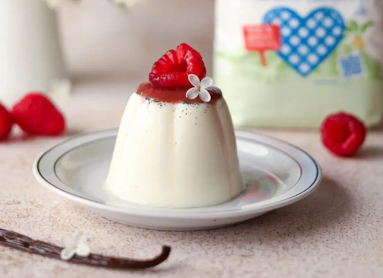 Panna cotta z maliną i kwiatkiem, idealna na deser. Odkryj panna cotta oryginalny przepis.
