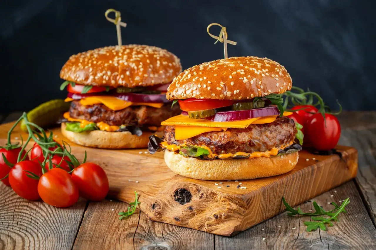 Zdjęcie Jakie mięso wołowe na burgera wybrać, aby uniknąć suchych kotletów?
