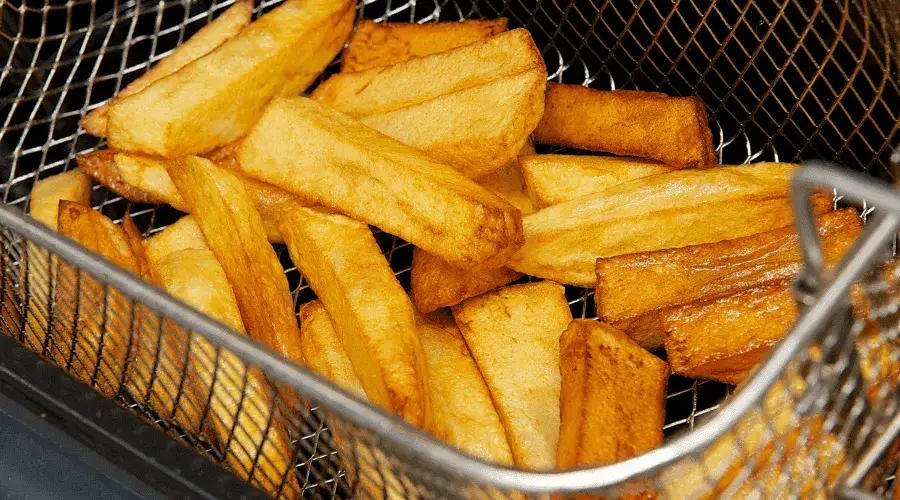 Zdjęcie W jakiej temperaturze smażyć frytki we frytkownicy, aby były idealne?