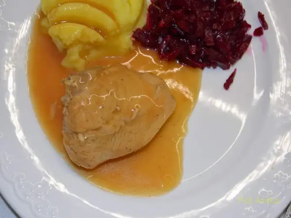 Pyszny przepis na medaliony z indyka duszone w sosie, podane z puree ziemniaczanym i buraczkami.